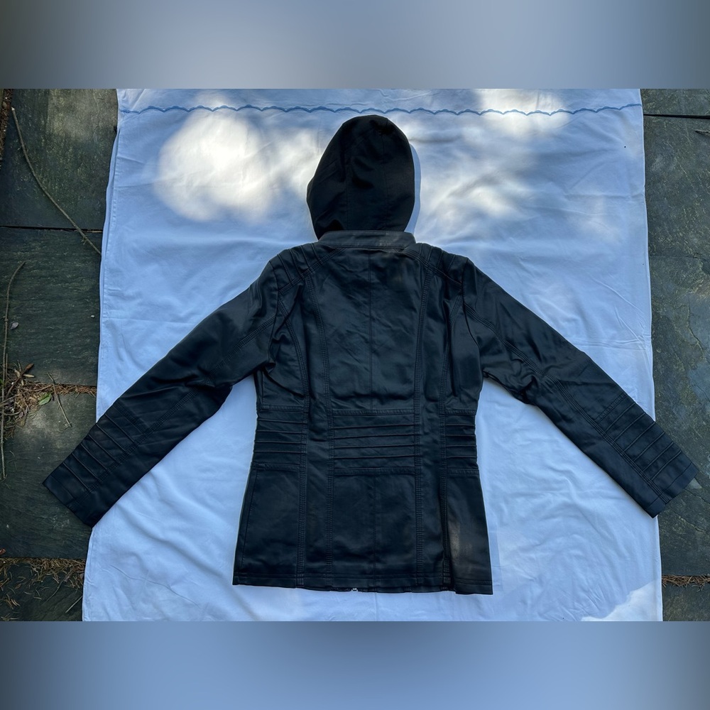 Sleek Black Leather Jacket with Hood and Zipper - Picture 3 of 10